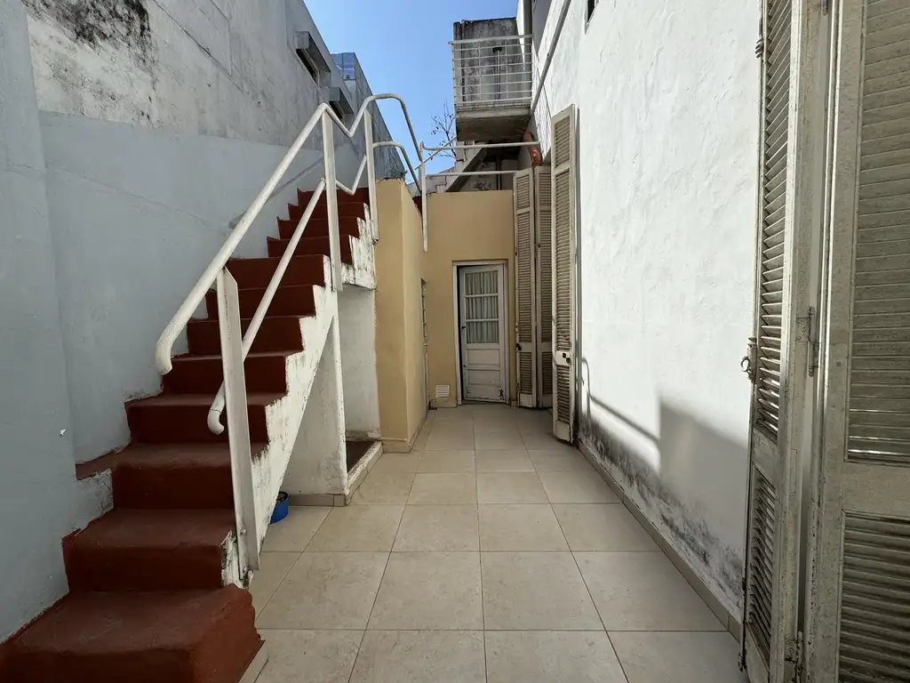 Casa de pasillo en venta de dos dormitorios con patio en pleno barrio pichincha