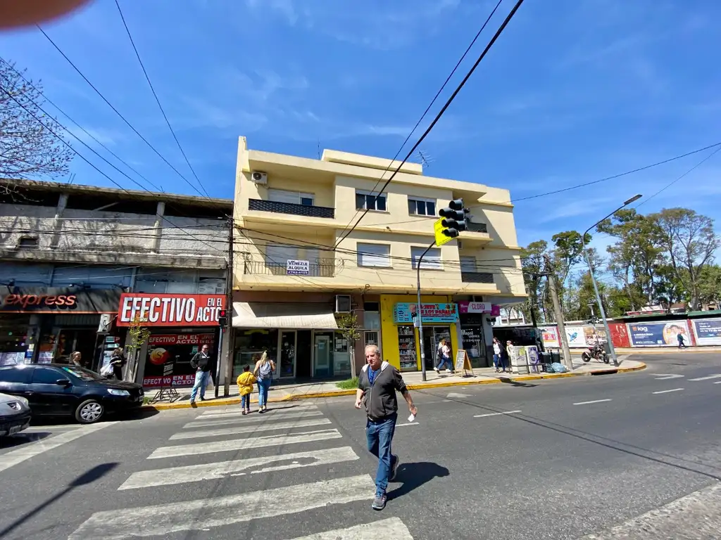 Departamento dos ambientes excelente ubicación  1 piso por escalera pocas expensas