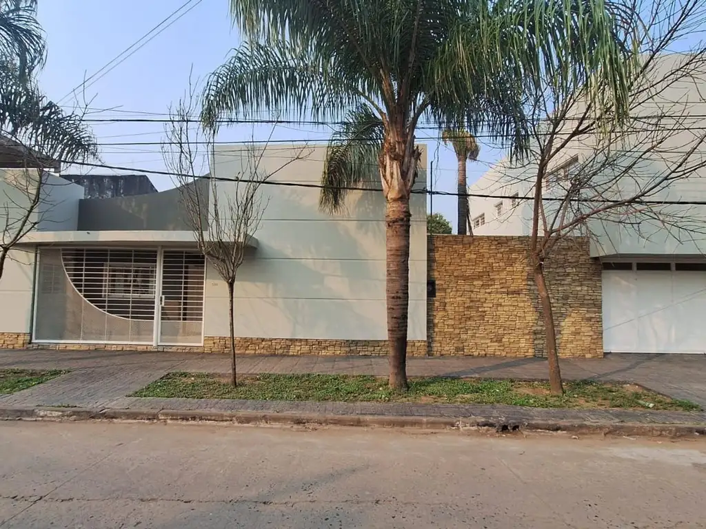 Casa en Venta! Con Sector de Oficinas en P. A.