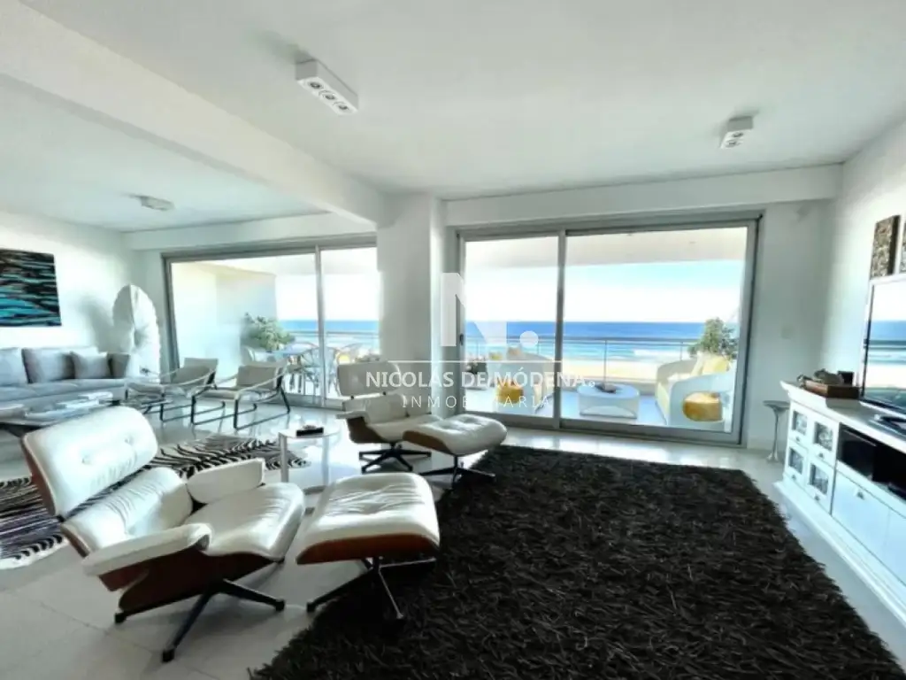 Exclusivo Penthouse con piscina privada en venta, frente a Playa Brava. Punta del Este