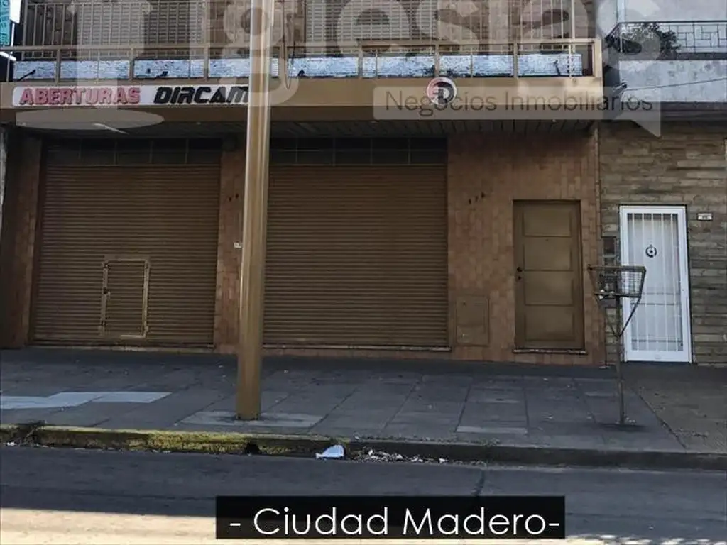 Excelente propiedad de cinco ambientes sobre avenida principal