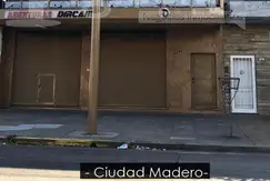 Excelente propiedad de cinco ambientes sobre avenida principal