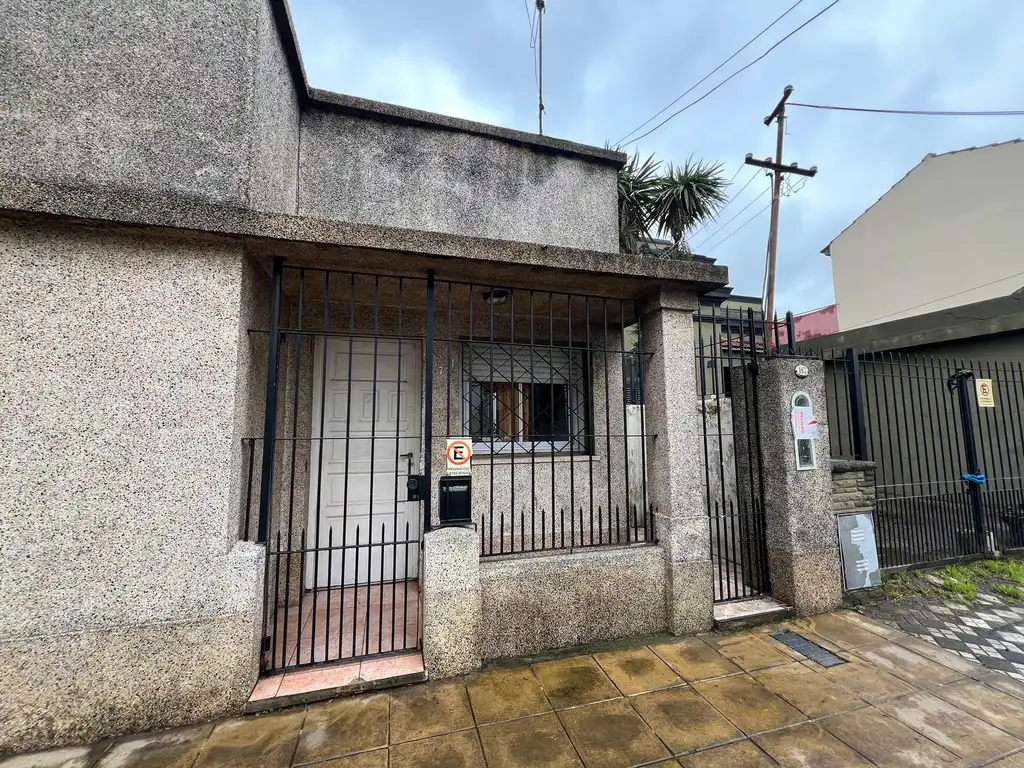 Casa de tres ambientes en lote propio a la venta en Remedios de Escalada