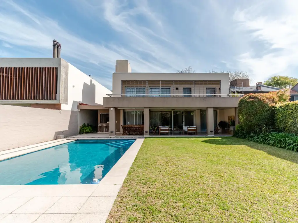 SENSACIONAL CASA COMPLETAMENTE AMOBLADA CON MUY BUEN JARDIN Y PISCINA EN LOMAS DE SAN ISIDRO.