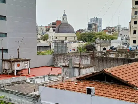 SEMIPISO AL FRENTE DOS DORMITORIOS CON DEPENDENCIA Y COCHERA , LUMINOSO , BIEN UBICADO EN ALQUILER.