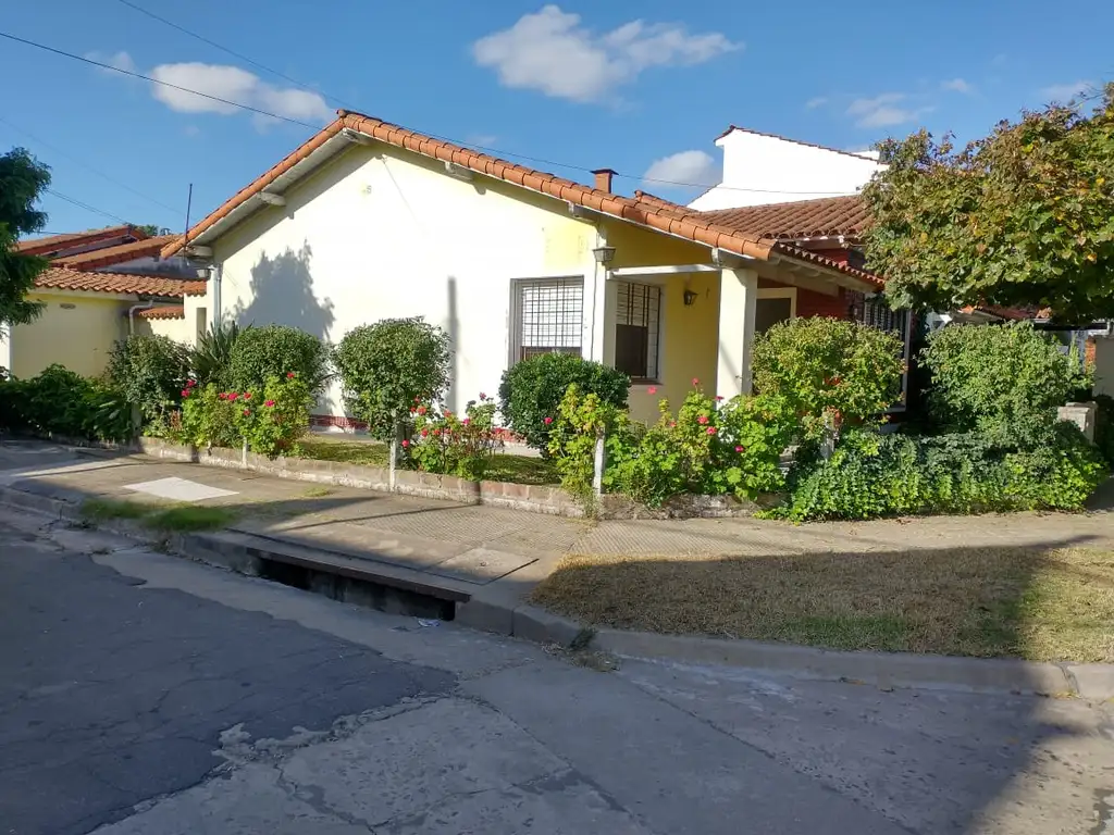 EN VENTA EN CIUDAD JARDIN AL FRENTE; CHALET SOBRE LOTE DE 10 X20; TRES AMBIENTES - FICHA 8579