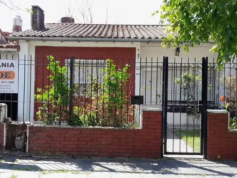 CASA CON HERMOSO LOTE