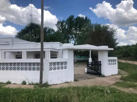 Casa en venta - 2 dormitorios 2 baños - 240mts2 - Carmen De Areco