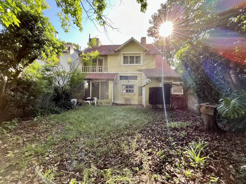 IMPERDIBLE CASA A REFACCIONAR O DEMOLER EN LA LUCILA, VICENTE LOPEZ, A METROS DEL CENTRO COMERCIAL.