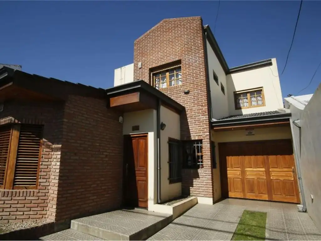 Casa en venta - 3 dormitorios 2 baños 2 cocheras - 230mts2 - Tolosa