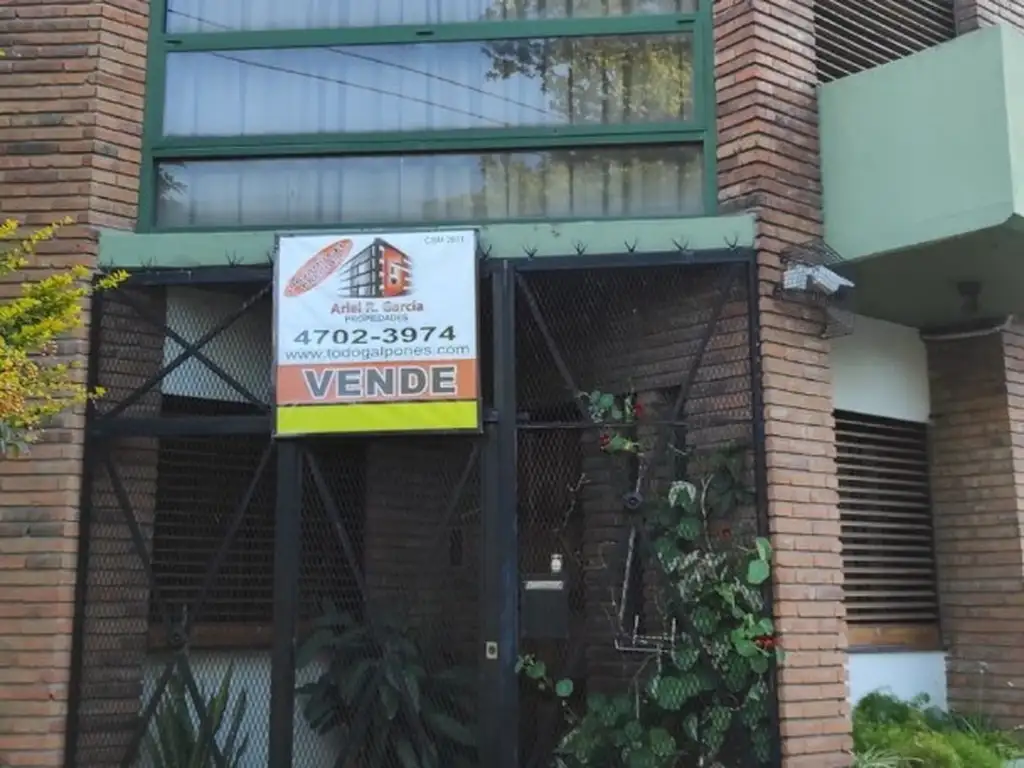 HERMOSA CASA EN VTA.  En  6 AMB  En 2 PLANTAS Y GARAGE Y Entrada independiente