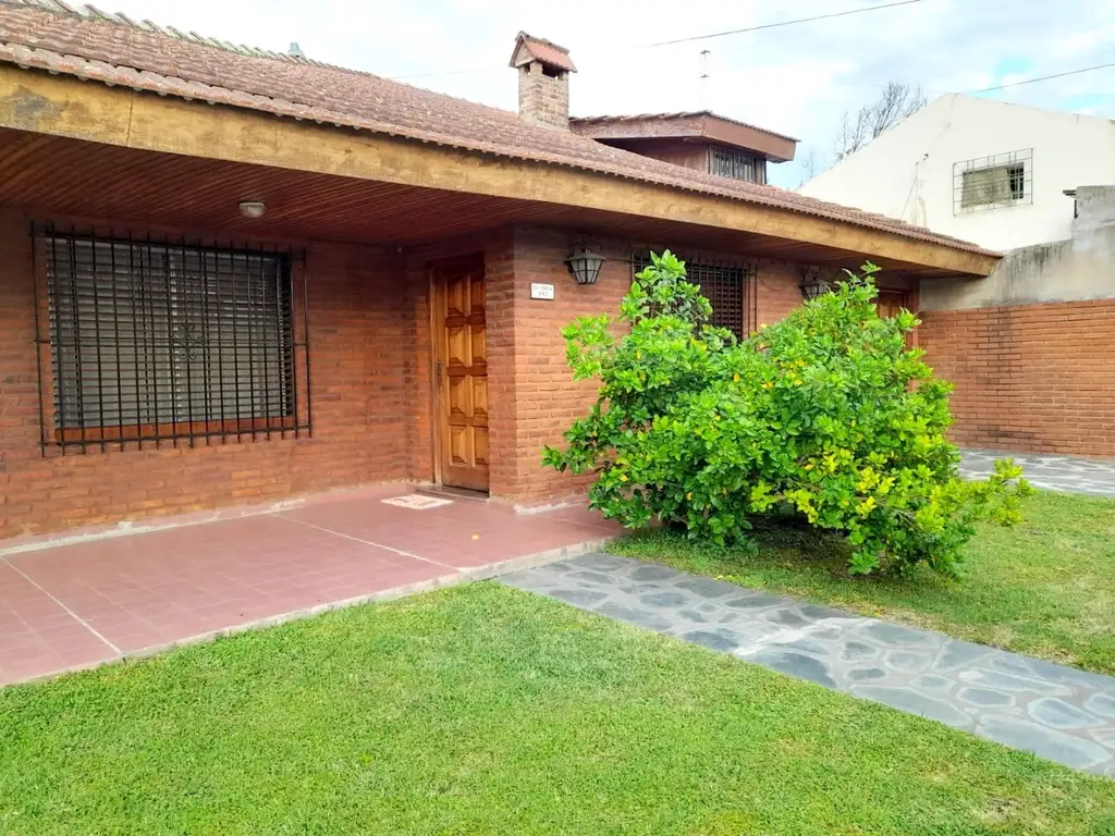 IMPECABLE CHALET DE 5 AMBIENTES EN ITUZAINGO NORTE (3327)