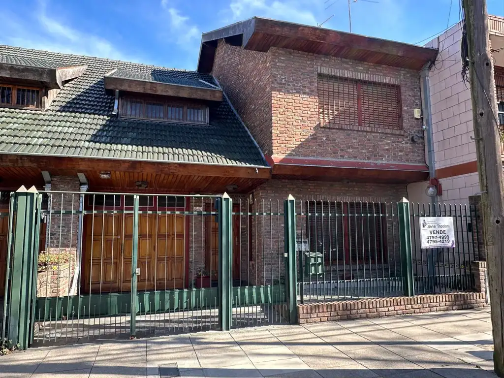 Casa de 6 ambientes desarrollada en dos plantas en muy buen estado y muy buena ubicación