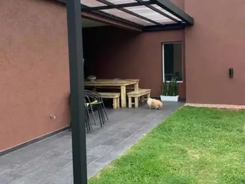 Casa en Venta - 3 dormitorios - USD 278.100