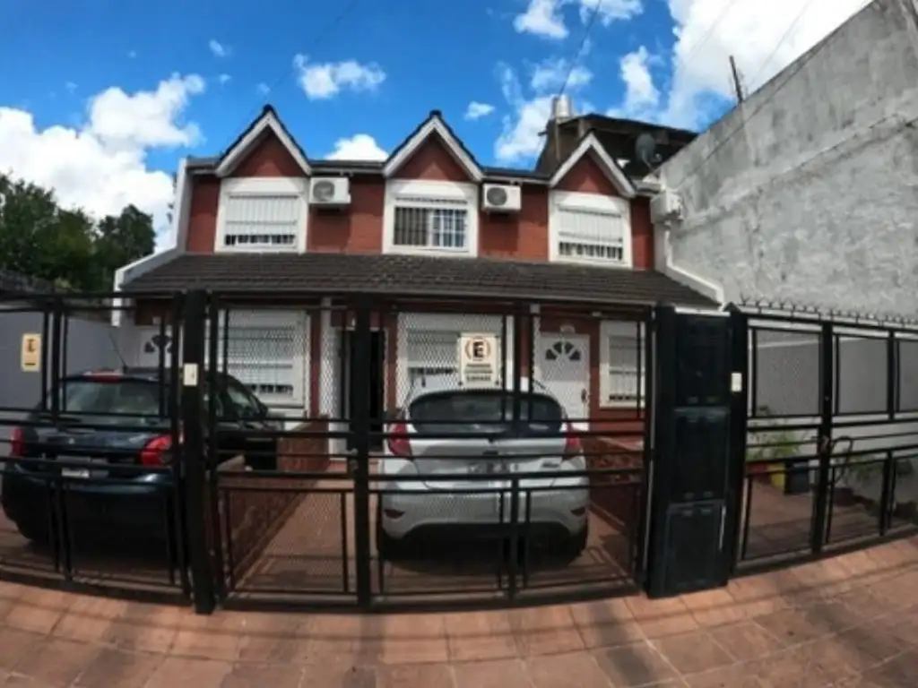 EXCELENTE DUPLEX 3 AMBIENTES CON COCHERA Y PATIO. ESCUCHA OF