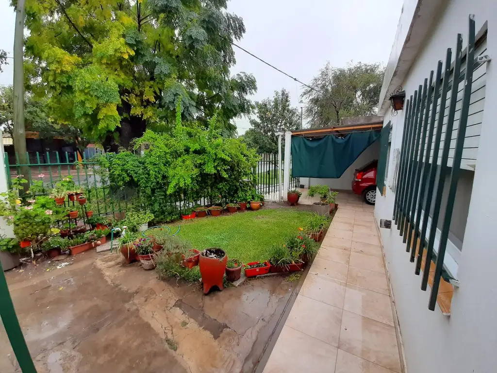 CASA DE 4 AMBIENTES CON JARDIN EN VENTA G.DRO BAIGORRIA