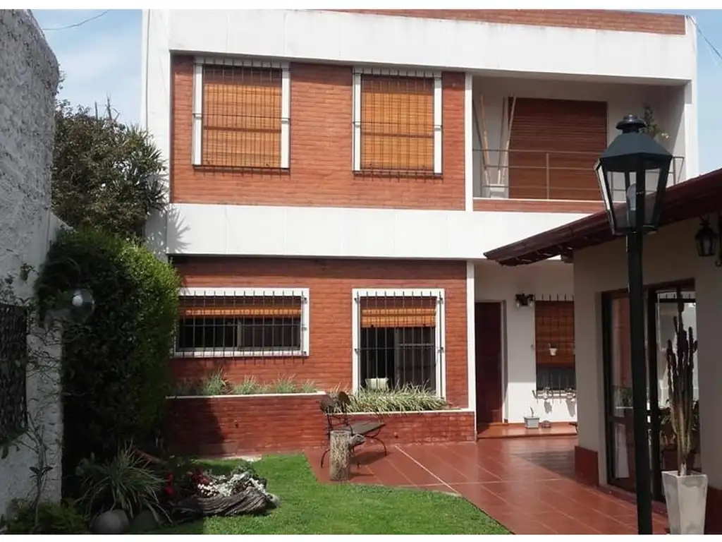 NUEVA TASACION  EXC CASA EN PH. DE 3 DORMITORIOS C/ FONDO CERCA DE ESTACION . ESTADO IMPECABLE