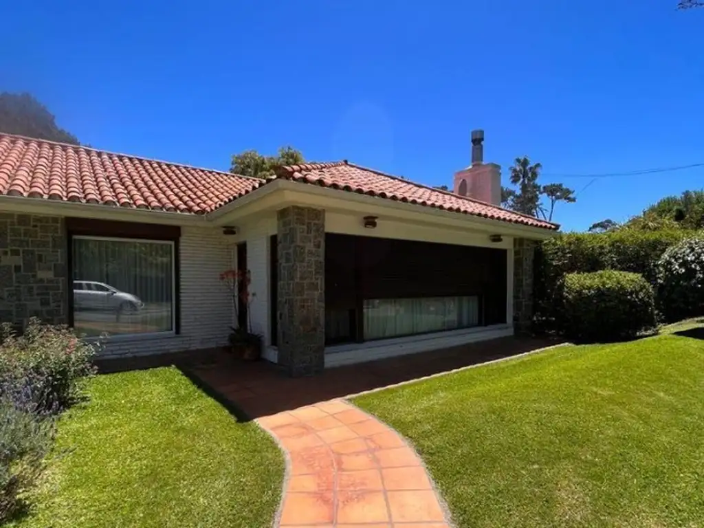 Vende espectacular casa con 3 dormitorios, piscina y parrillero, en Cantegril- Punta del Este.