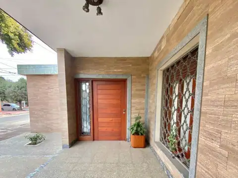 SE VENDE CASA 4 DORMI 2 BAÑOS Y COCHERA EN B°JARDIN