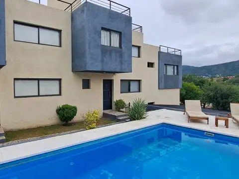 SE VENDE DUPLEX CON PILETA Y COCHERA EN CARLOS PAZ