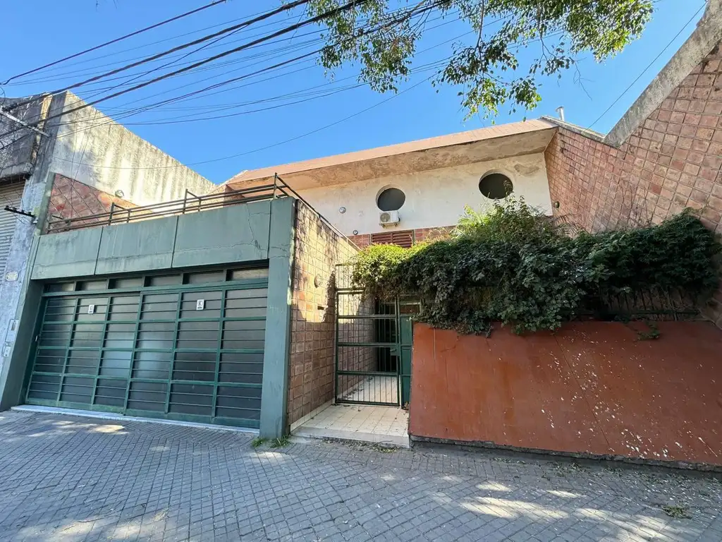 Venta importante casa de cinco dormitorios, dos cocheras, jardin y pileta. Rosario Luis Agote