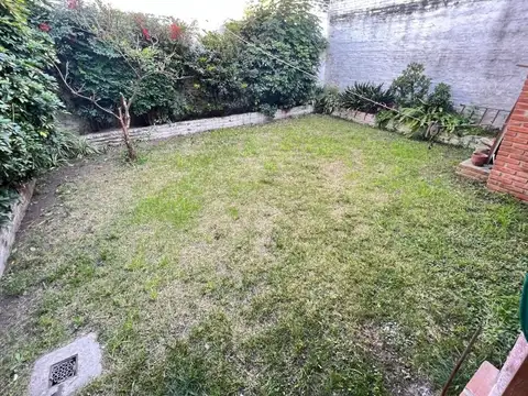 Venta de casa de 4 ambientes en Flores