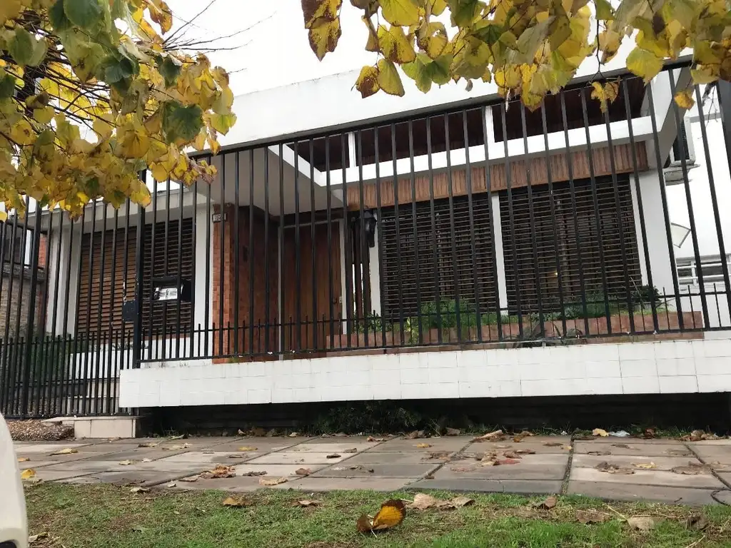 Hermosa casa toda en planta baja sobre lote de 11 x 20, muy luminosa