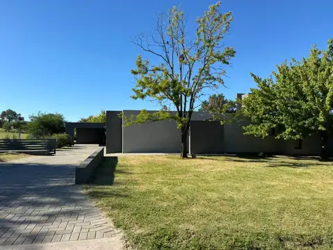 Venta casa dos dormitorios con patio y pileta en barrio Causana Villa Carlos Paz