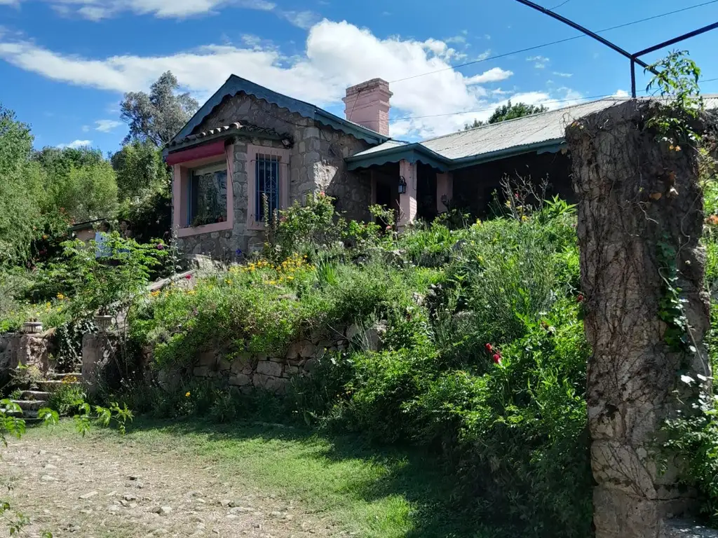 Se vende casa La Cumbre con el Jardin de los sueños