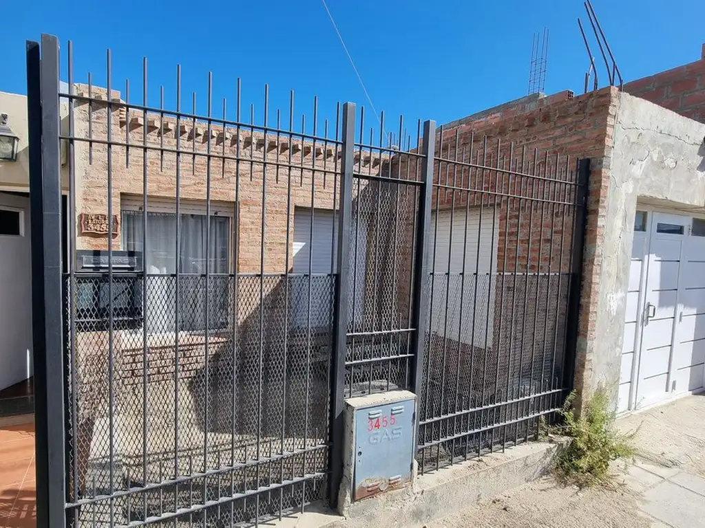 CASA SOBRE AVENIDA LISANDRO DE LA TORRE