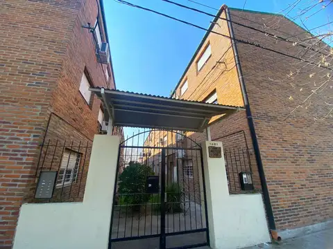 Venta Departamento en barrio Belgrano de tres dormitorios planta baja con patio