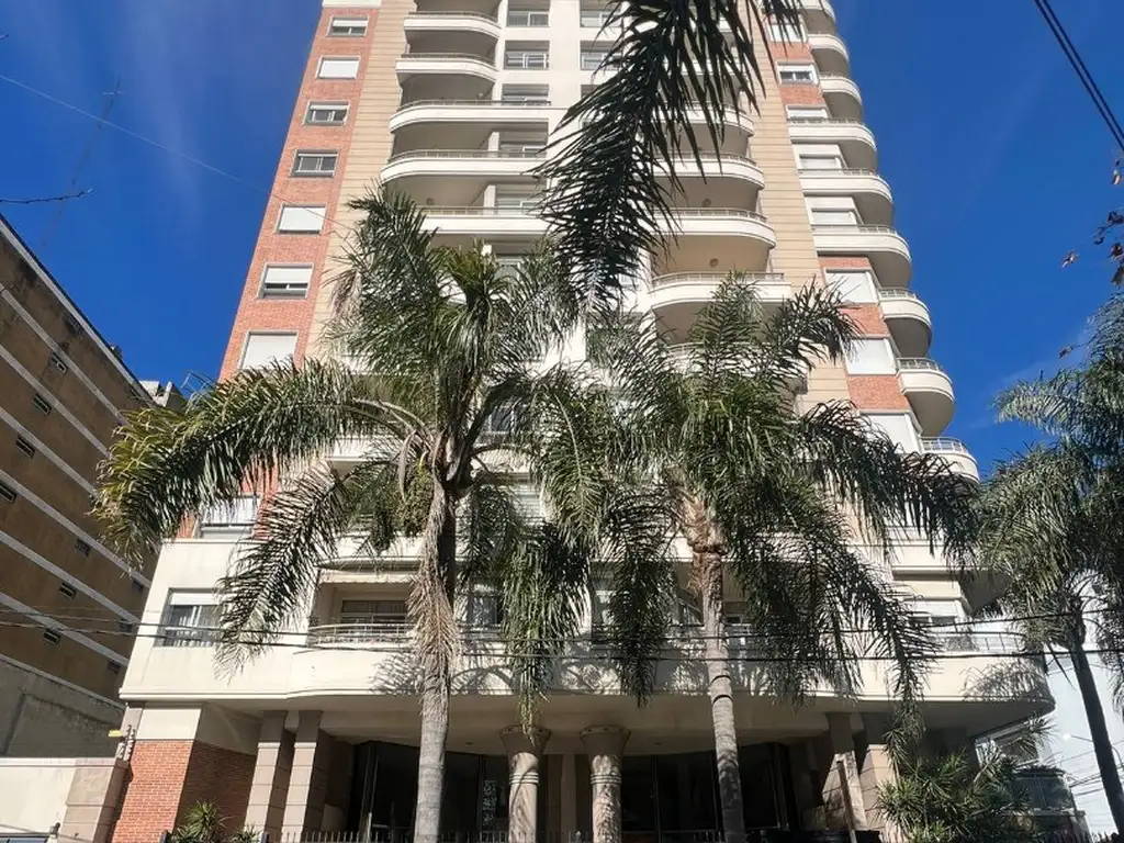 *AMPLIO DEPARTAMENTO DE 4 AMB. CON BALCON Y COCHERA CUBIERTA *EDIFICIO DE CATEGORIA CON SEGURIDAD