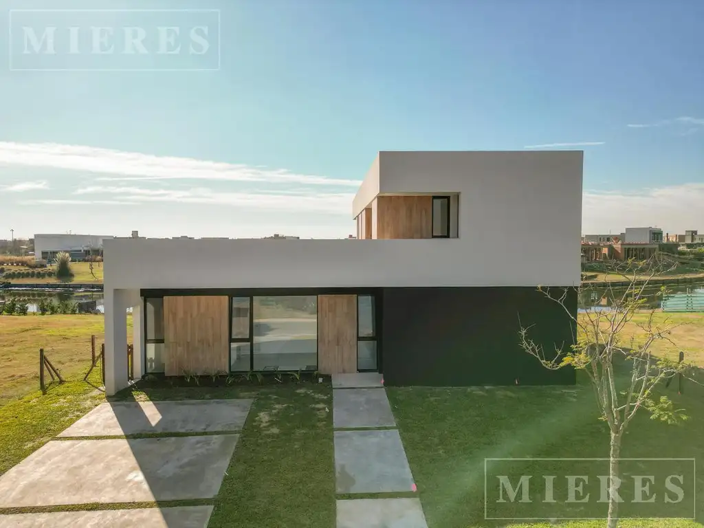 Casa en venta sobre lote a la laguna en Puertos Vistas