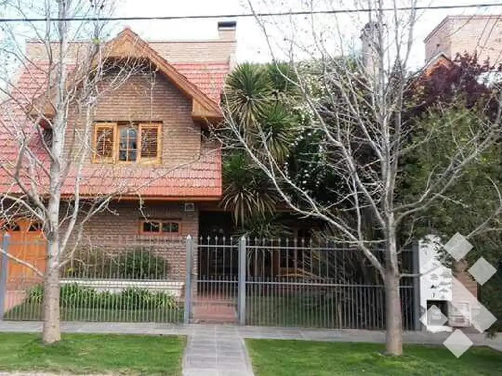 En venta, casa de 4 dormitorios y Quincho  B° Hunter, Plottier