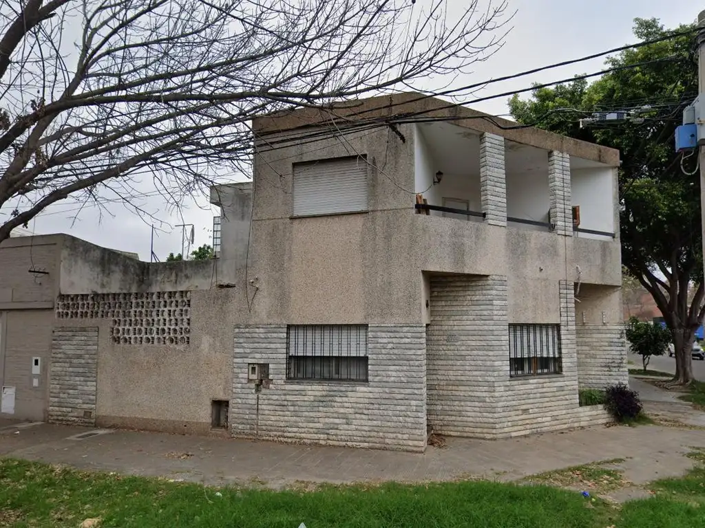 casa en esquina, 2 dormitorios, cochera, terraza y patio