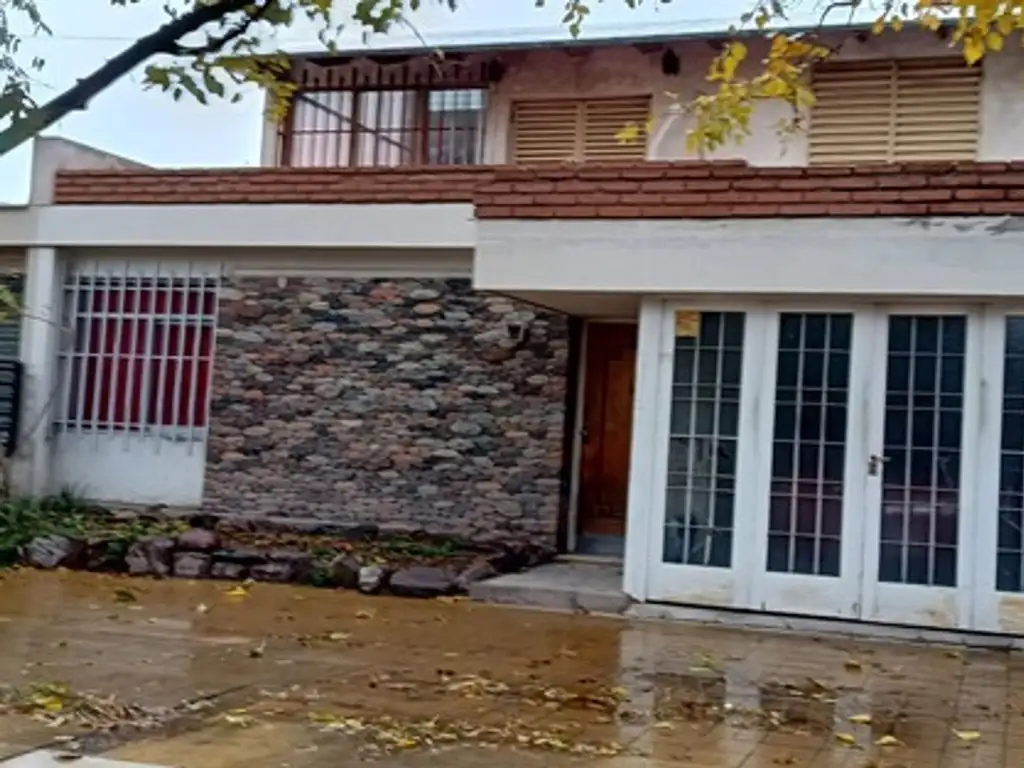 CASA EN VENTA DOS PISOS SEXTA SECCIÓN