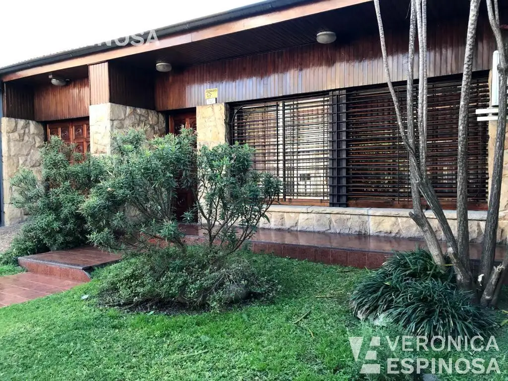 Casa de tres ambientes en venta, Moron.