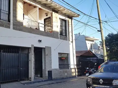 PH planta baja ideal vivienda y comercio.  Depto de 3 ambientes con patio. Entrada  de auto y deposi