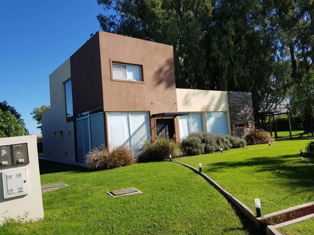 Casa en venta - 4 Dormitorios 3 Baños - Cochera - 836Mts2 - La candida.