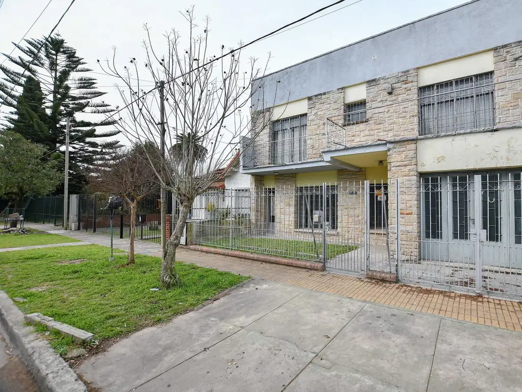 Casa a la Venta 3 dormitorios patio y cochera en 488 y Belgrano Gonnet LA PLATA