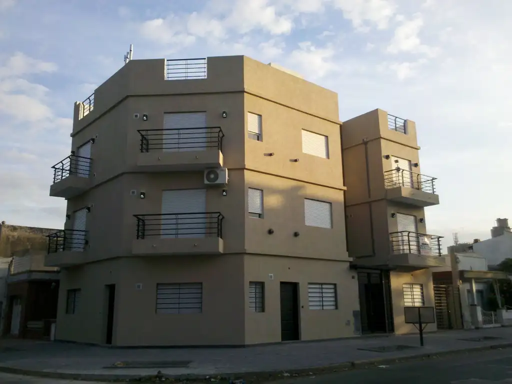 Departamento 2 ambientes en planta baja al frente, entrada independiente