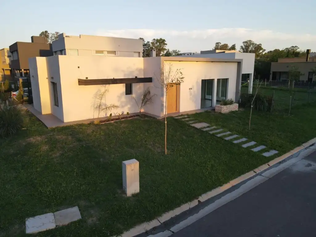 Excelente casa en venta Barrio Santa Elena Pilar Del Este