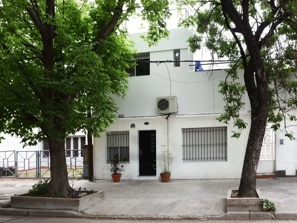 VENTA HERMOSA CASA DE FRENTE A METROS DEL PARQUE