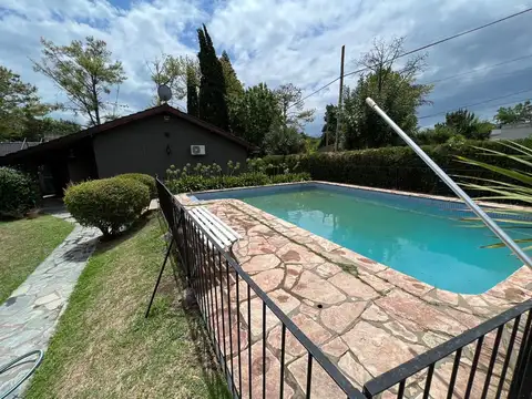 Venta Chalet con pileta en barrio de Vicenzo Grande, excelente ubicación