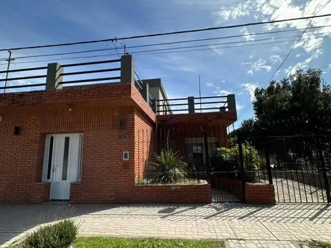 AMPLIA CASA EN VENTA, PIÑERO !