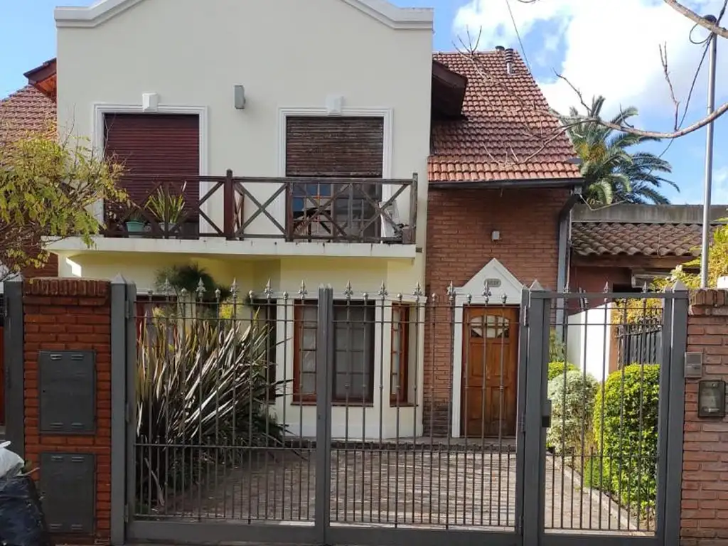 EN VENTA TRIPLEX EN CIUDAD JARDIN EN UNA DE LAS MEJORES ZONAS SOBRE LOTE DE 5 X 30M - FICHA 8712