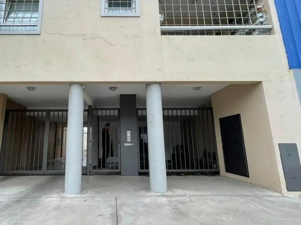 TRES AMBIENTES AL FRENTE CON BALCON Y COCHERA