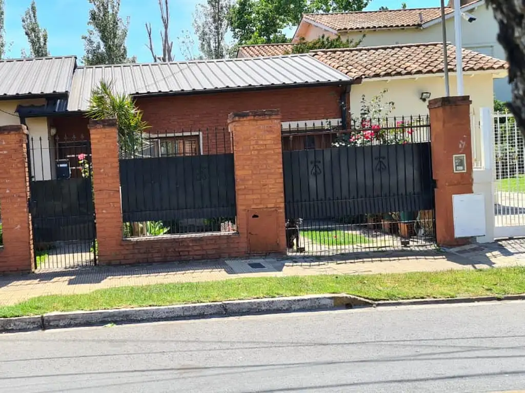 EN VENTA CHALET EN CIUDAD JARDIN DE 4 AMBIENTES 2 BAÑOS SOBRE LOTE DE 11 X 33 - FICHA 8391