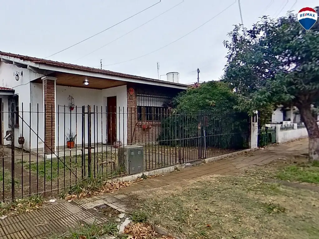 VENTA CASA 3 AMB CON PARQUE Y COCHERA FCIO.VARELA