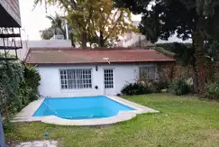 CASA  CON TRES DORMITORIOS PILETA Y QUINCHO EN QUILMES RESIDENCIAL.